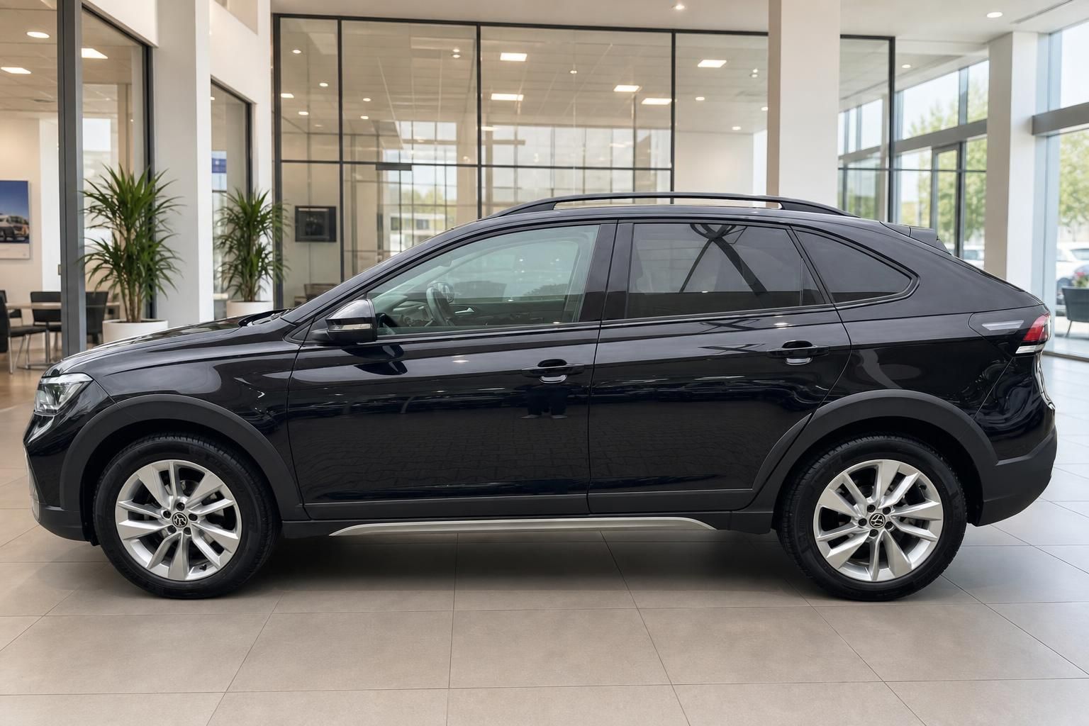 Volkswagen SUV Coupé schwarz Seitenansicht im Autohaus Showroom