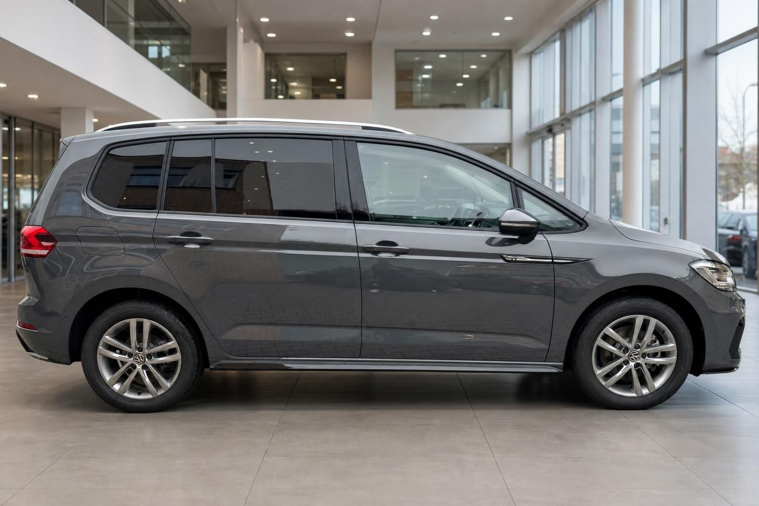 VW Touran grau Seitenansicht im Autohaus – Van mit Alufelgen und Dachreling