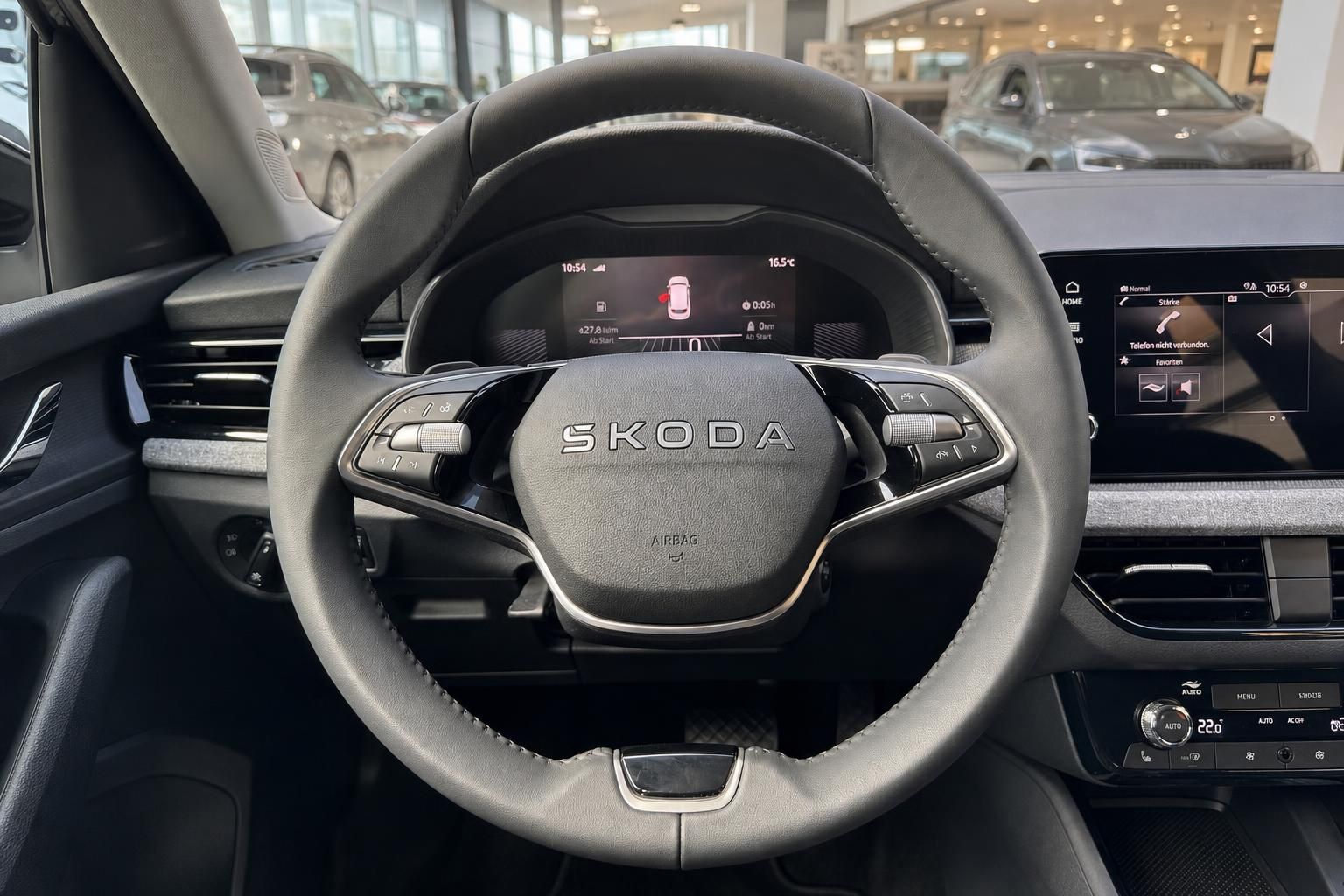 Skoda Innenraum – Lenkrad mit Multifunktionstasten, Digitaltacho und Infotainment-Display