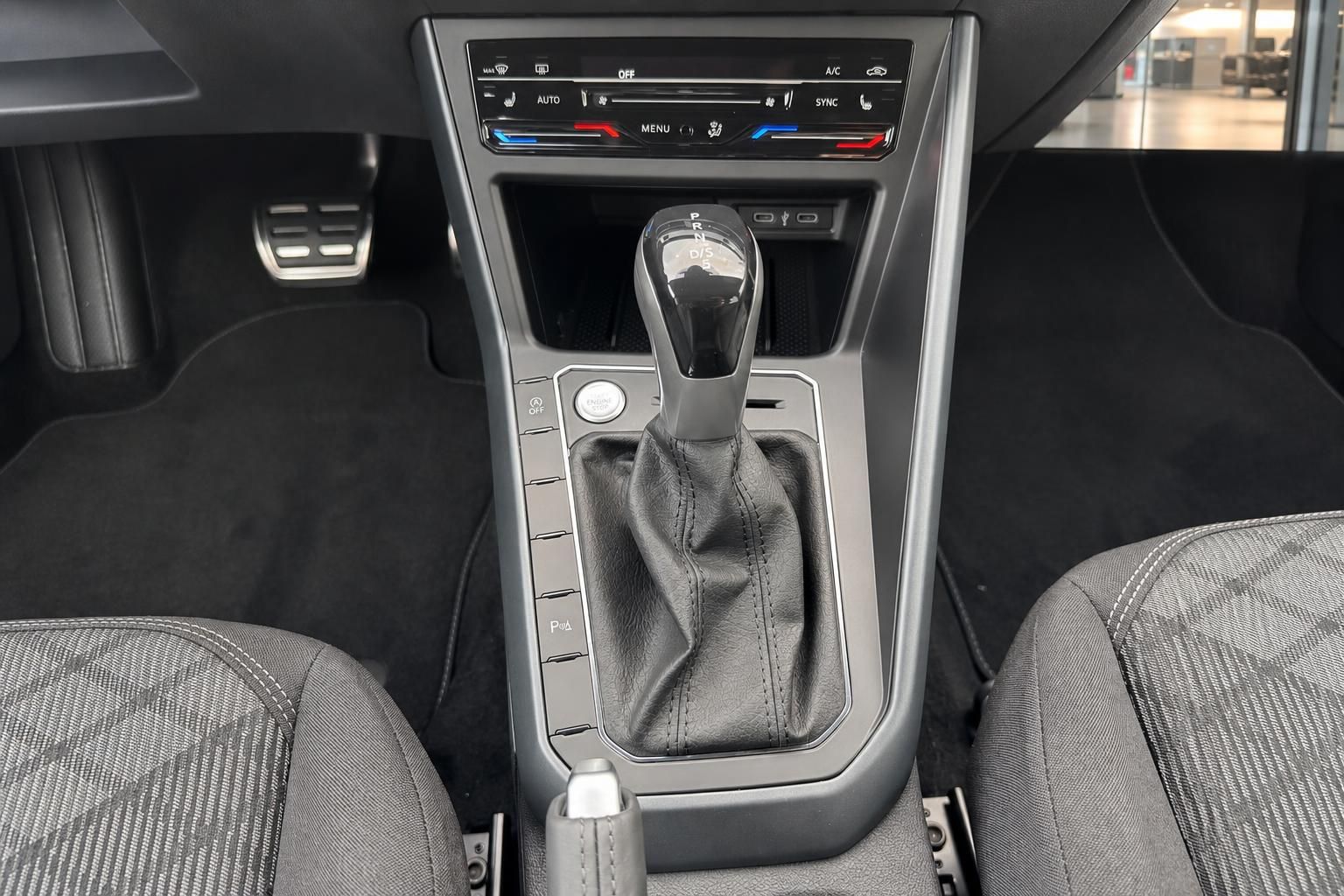 VW Innenraum Mittelkonsole mit Automatikgetriebe, Klimabedienung und Sportpedale in Schwarz