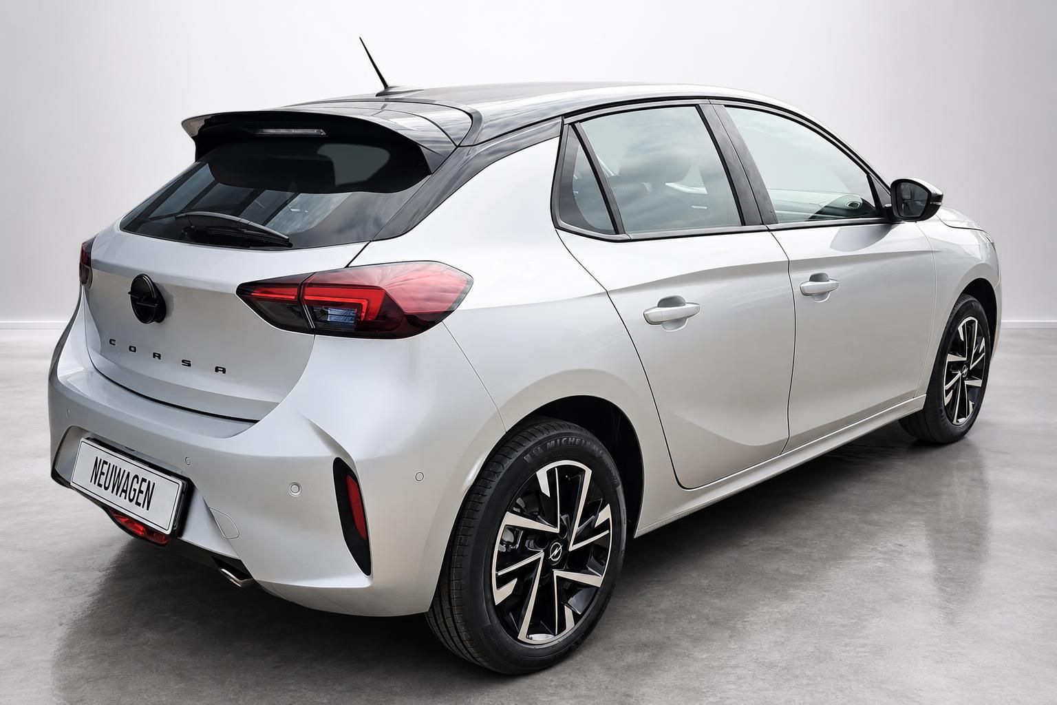 Opel Corsa Neuwagen in Silber, Heckansicht schraeg im Studio