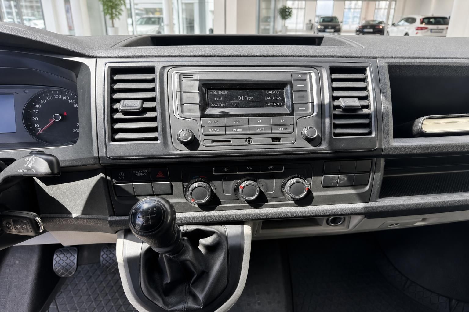 VW Transporter Innenraum Armaturenbrett mit Radio, Schaltgetriebe und Klimaanlage