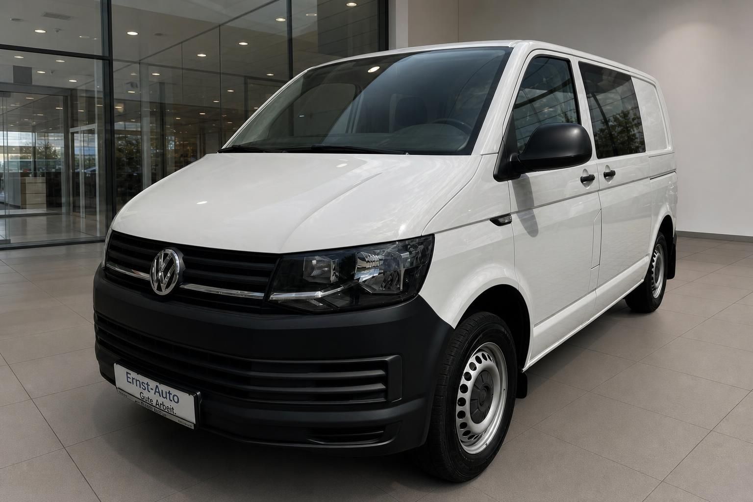 VW Volkswagen Transporter T6 weiß Frontansicht im Autohaus – Kastenwagen Kombi