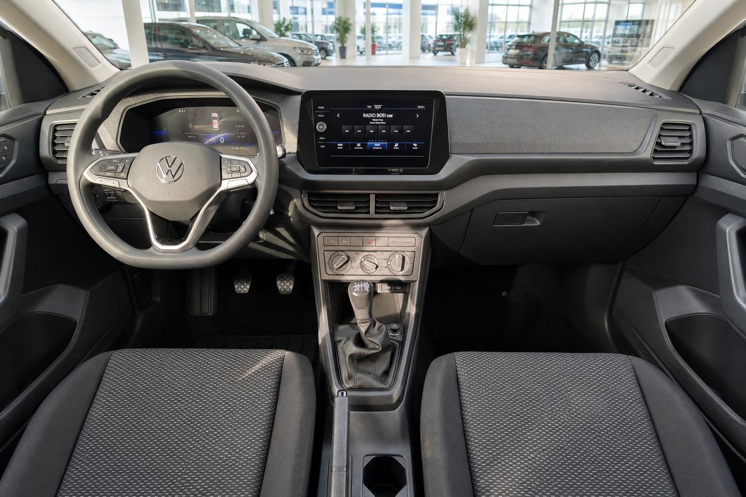 VW T-Cross Innenraum – Cockpit mit Lenkrad, Touchscreen-Infotainment und Schaltgetriebe