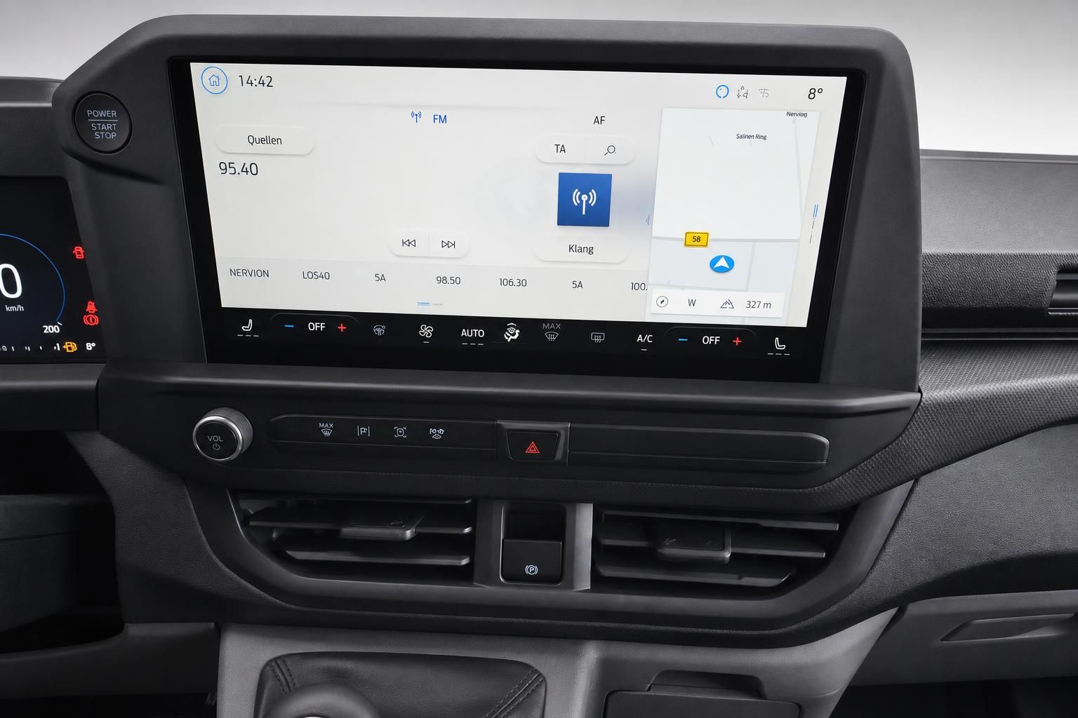 Fahrzeug Innenraum mit Touchscreen Infotainment System und Klimabedienung