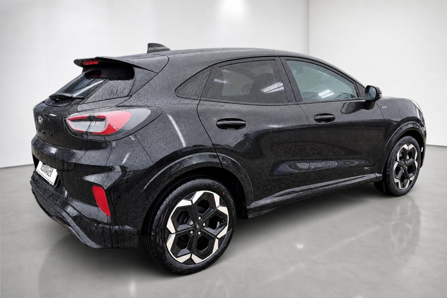 Ford Puma ST in Schwarz, Seitenansicht mit Heckspoiler im Fotostudio