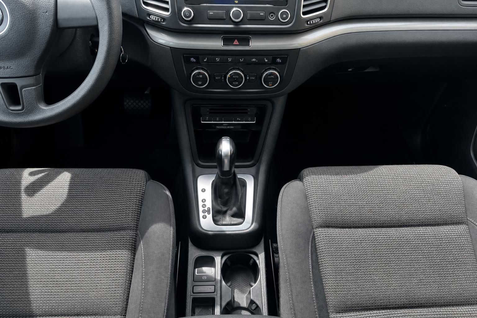 VW Innenraum Mittelkonsole mit Automatikgetriebe, Klimabedienung und Vordersitze