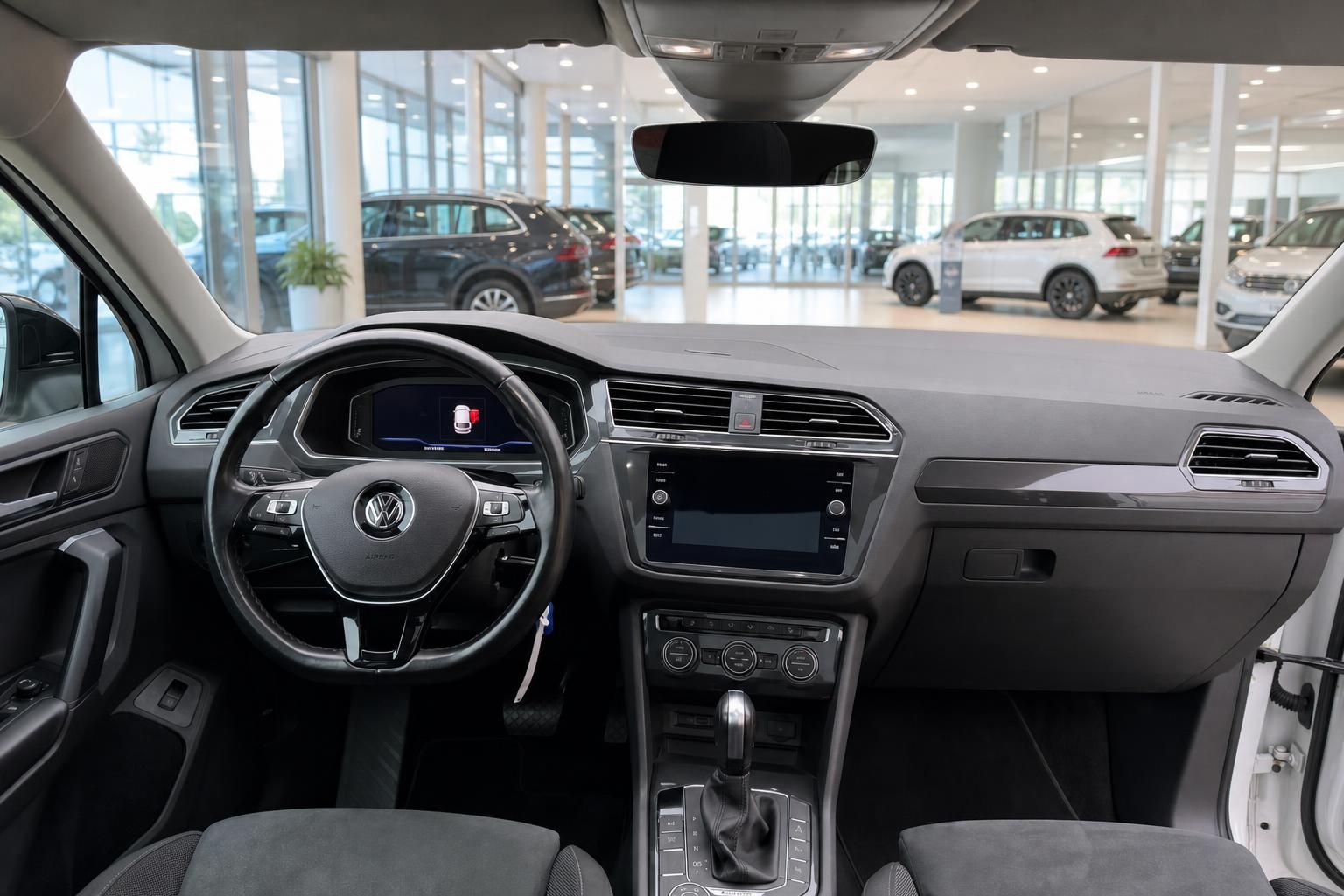 VW Tiguan Innenraum – Cockpit mit Lenkrad, Digitaltacho, Infotainment und Mittelkonsole