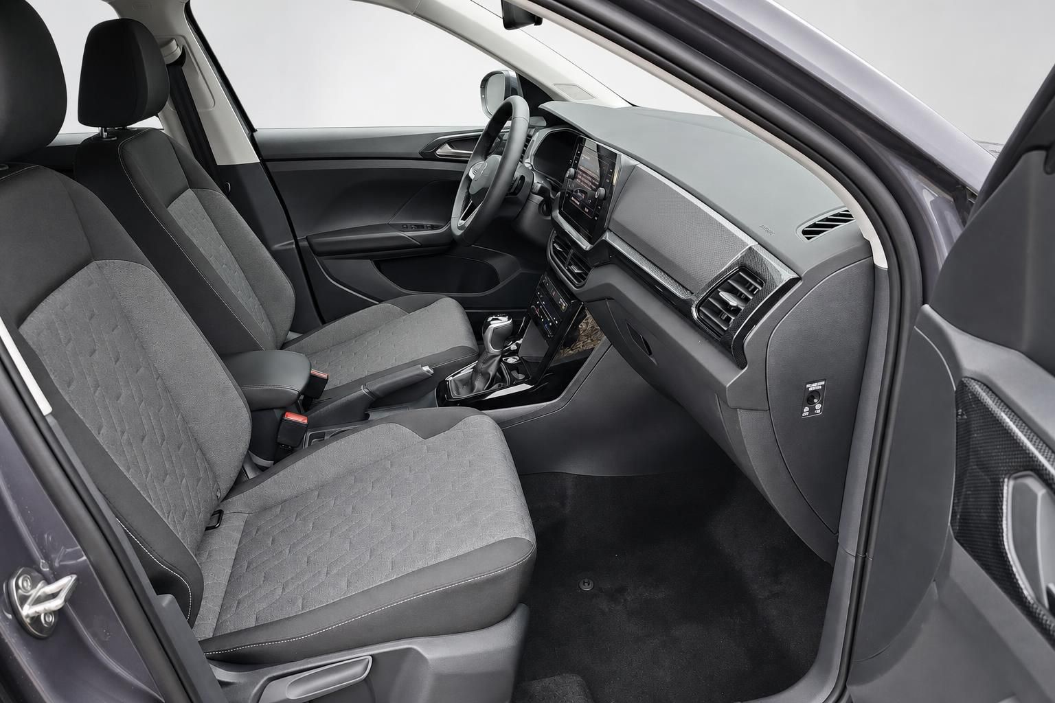 Innenraum SEAT mit grauen Sportsitzen und modernem Cockpit Display