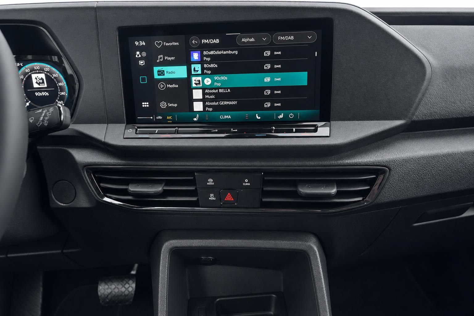 Infotainment-Display mit Radio-Funktion im Fahrzeug-Cockpit