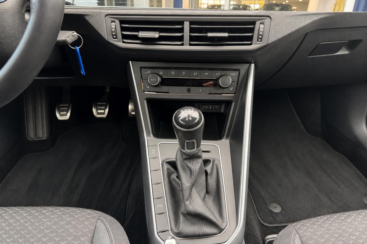 VW Innenraum Mittelkonsole mit Schaltknauf, Klimabedienung und Pedale – gepflegter Fahrzeuginnenraum