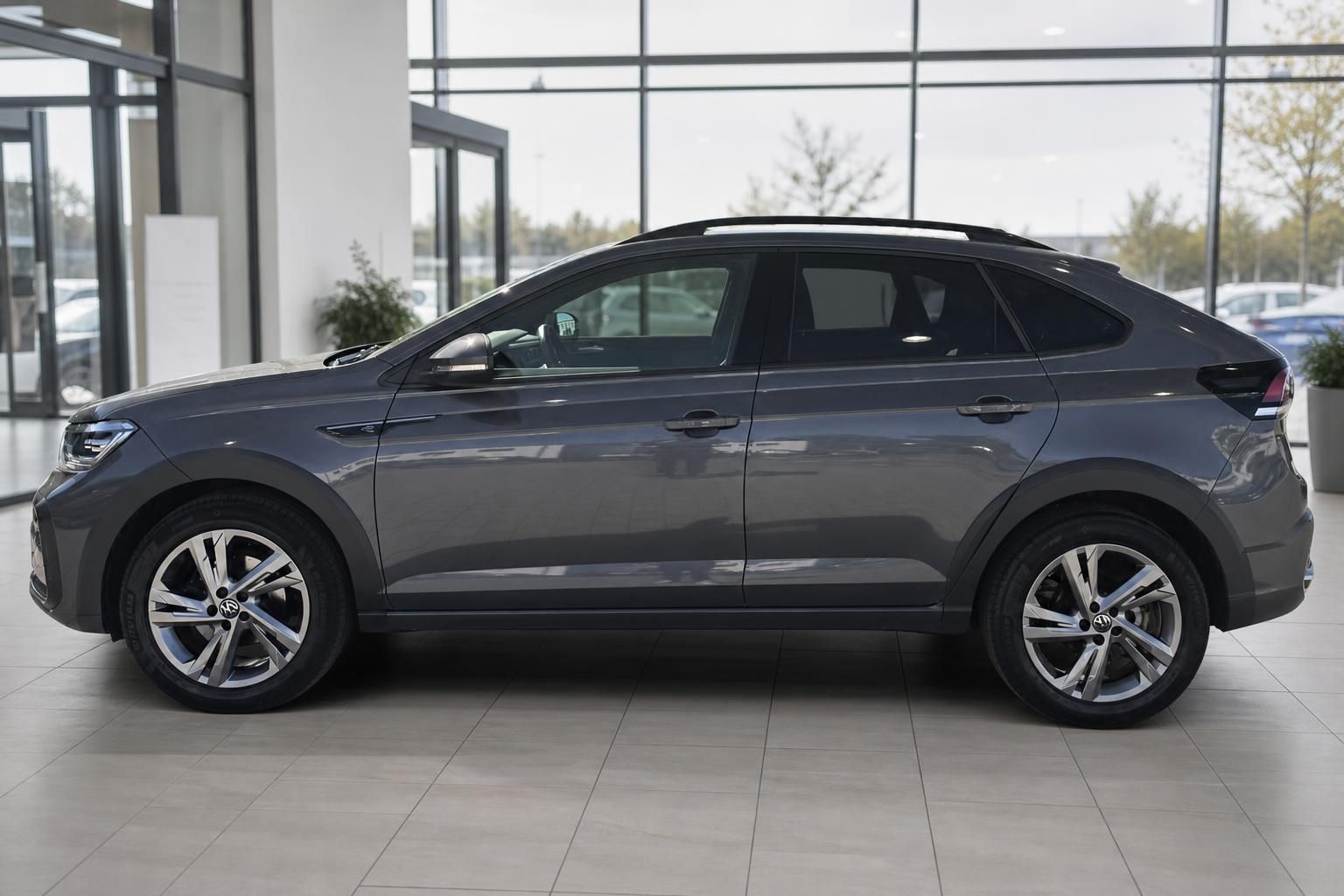 VW Taigo grau metallic Seitenansicht im Autohaus – SUV-Coupé mit Leichtmetallfelgen
