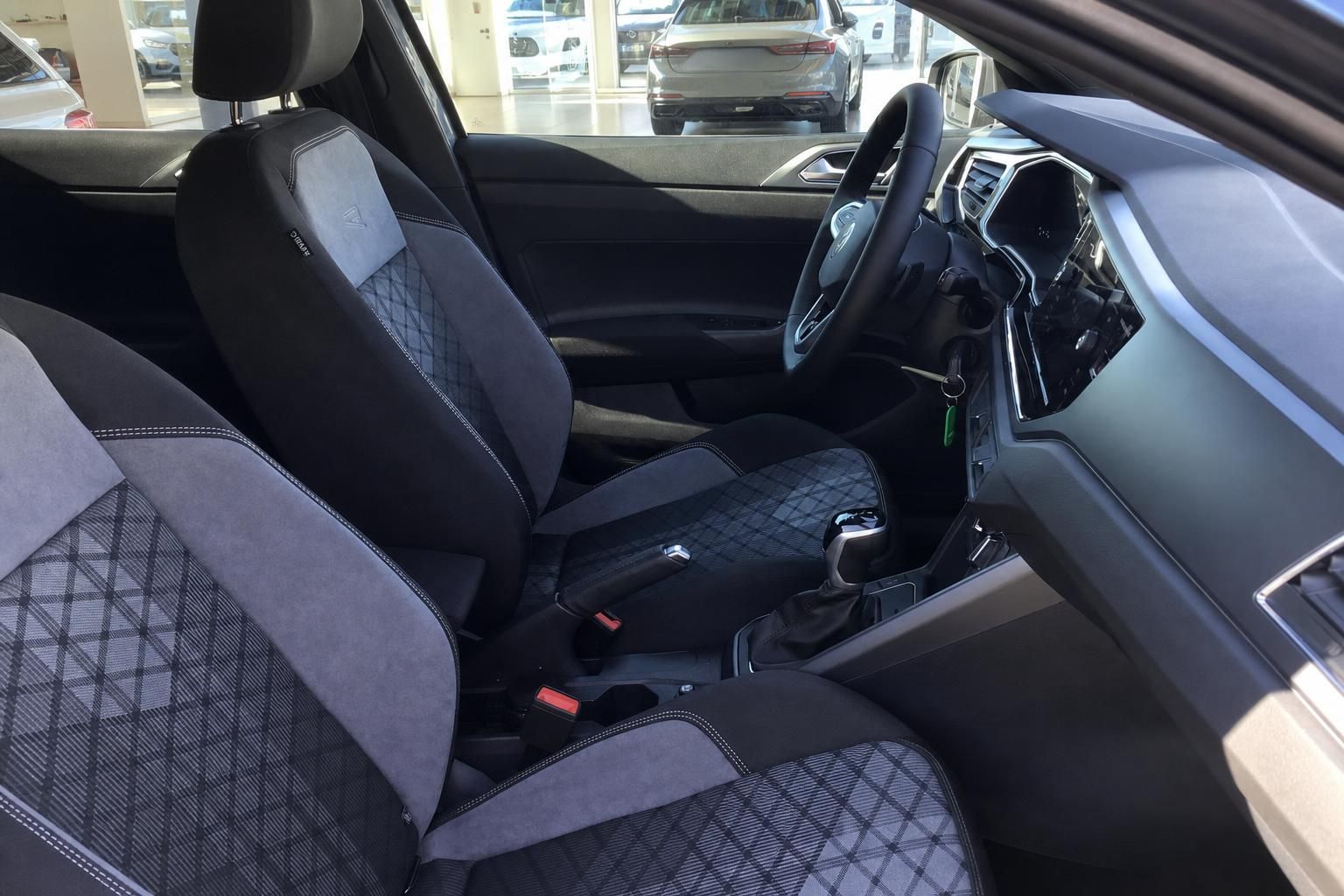 VW Innenraum Vordersitze schwarz-grau Alcantara Sitze mit Lenkrad und Mittelkonsole