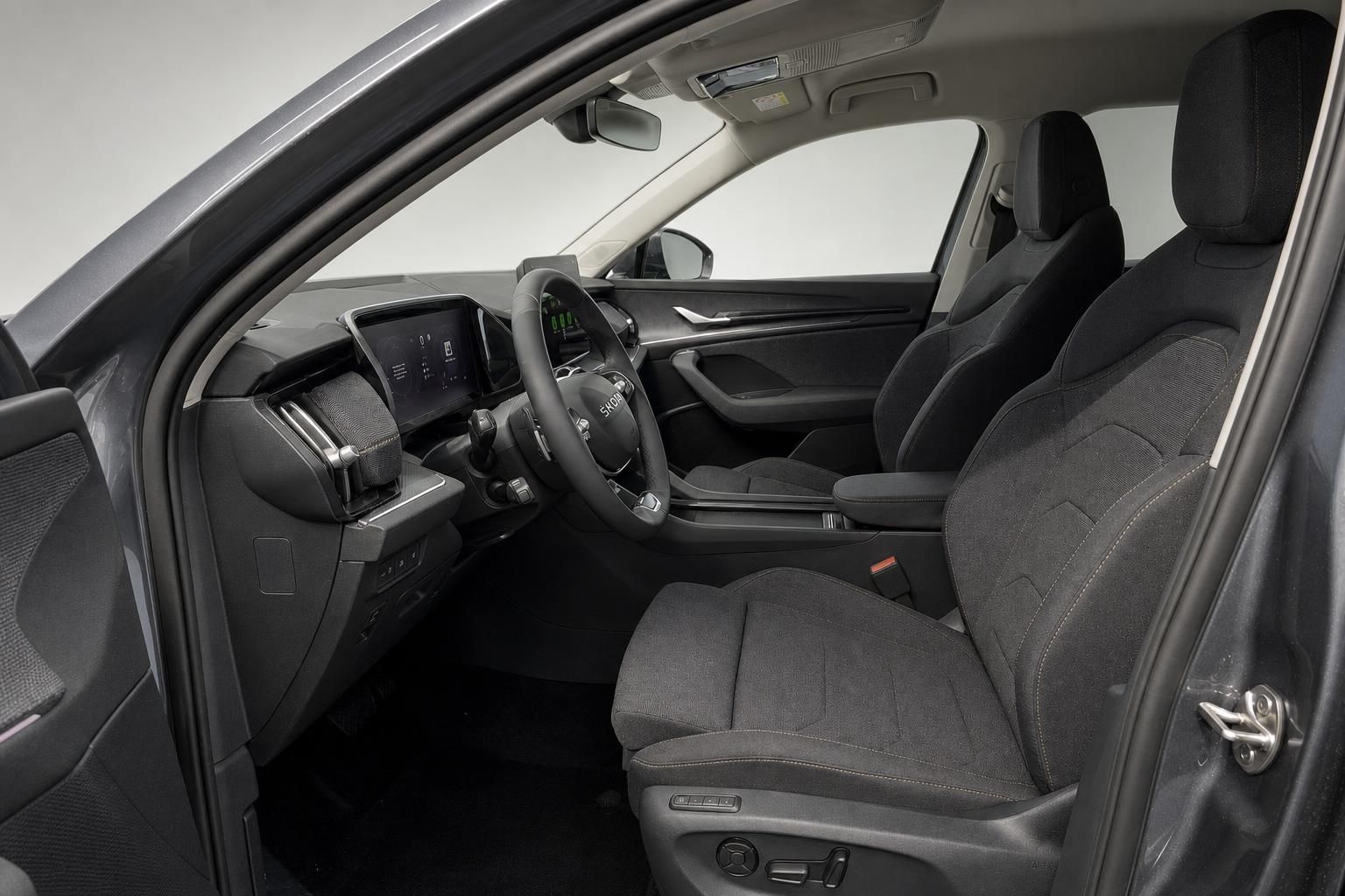 Skoda Innenraum mit Sportsitzen und digitalem Cockpit