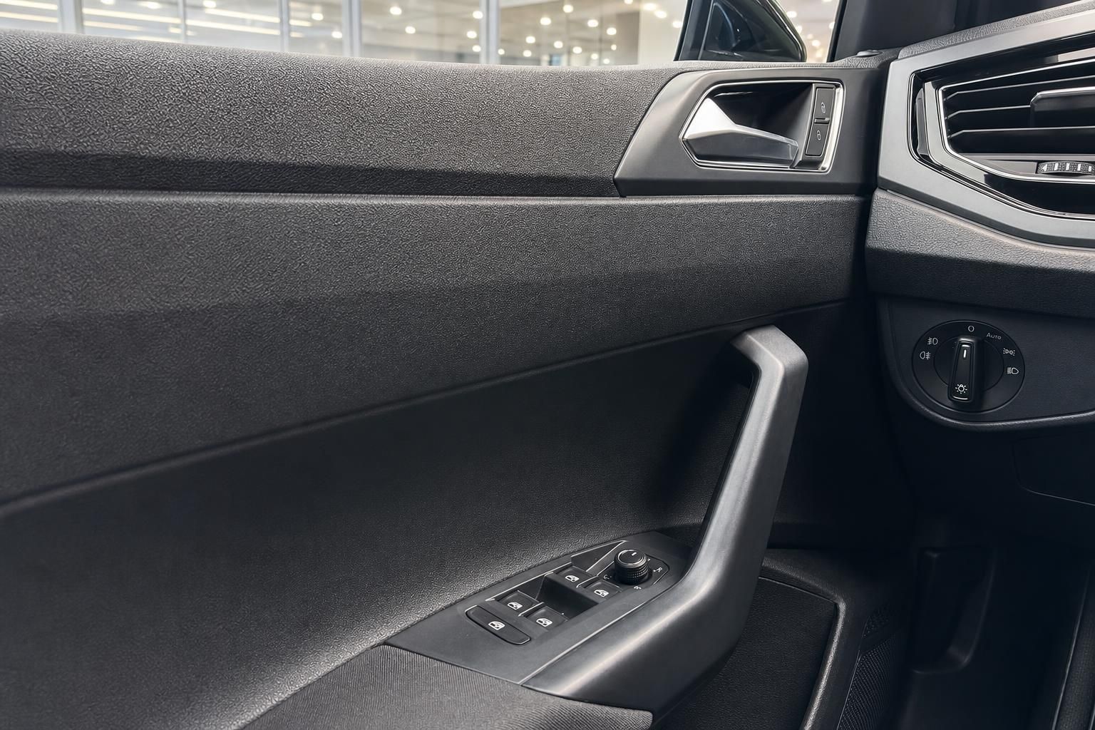 Fahrzeug Innenraum Türverkleidung mit Fensterheber und Türgriff – Detailaufnahme