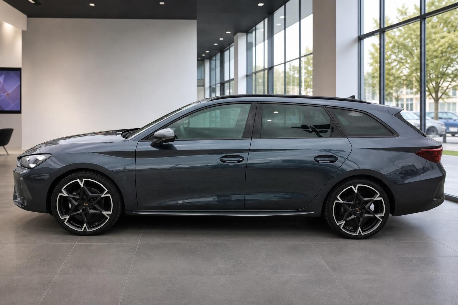 Cupra Leon Sportstourer grau Seitenansicht im Autohaus Showroom – sportlicher Kombi mit Alufelgen