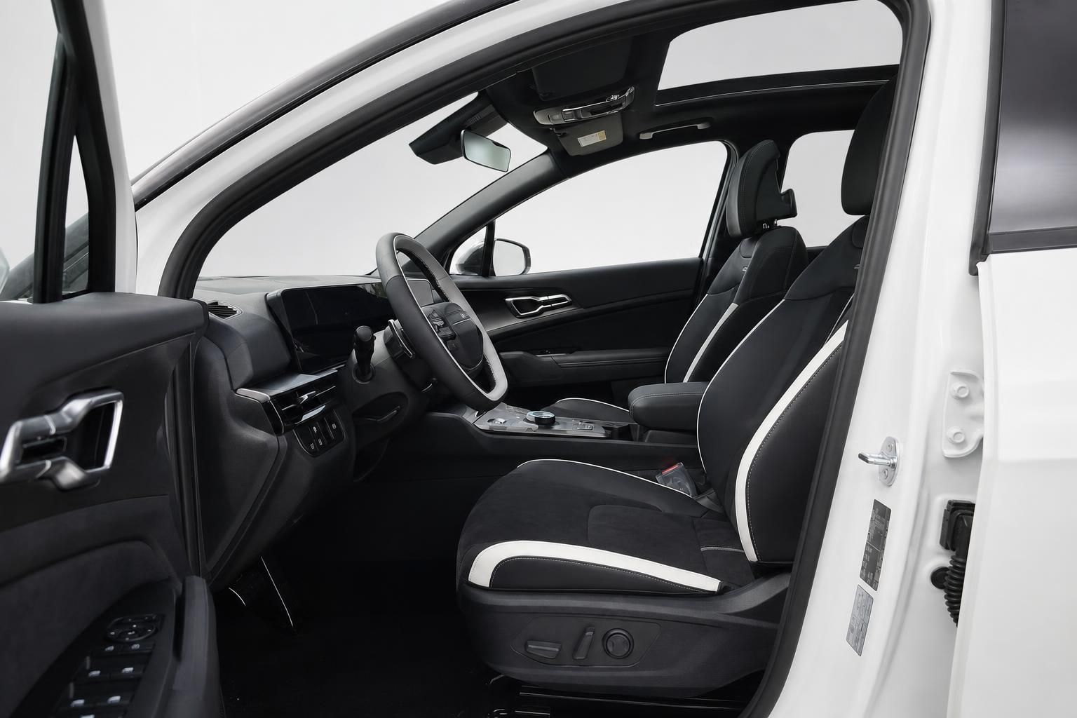 Innenraum eines weißen SUV mit schwarzen Sportsitzen und Cockpit