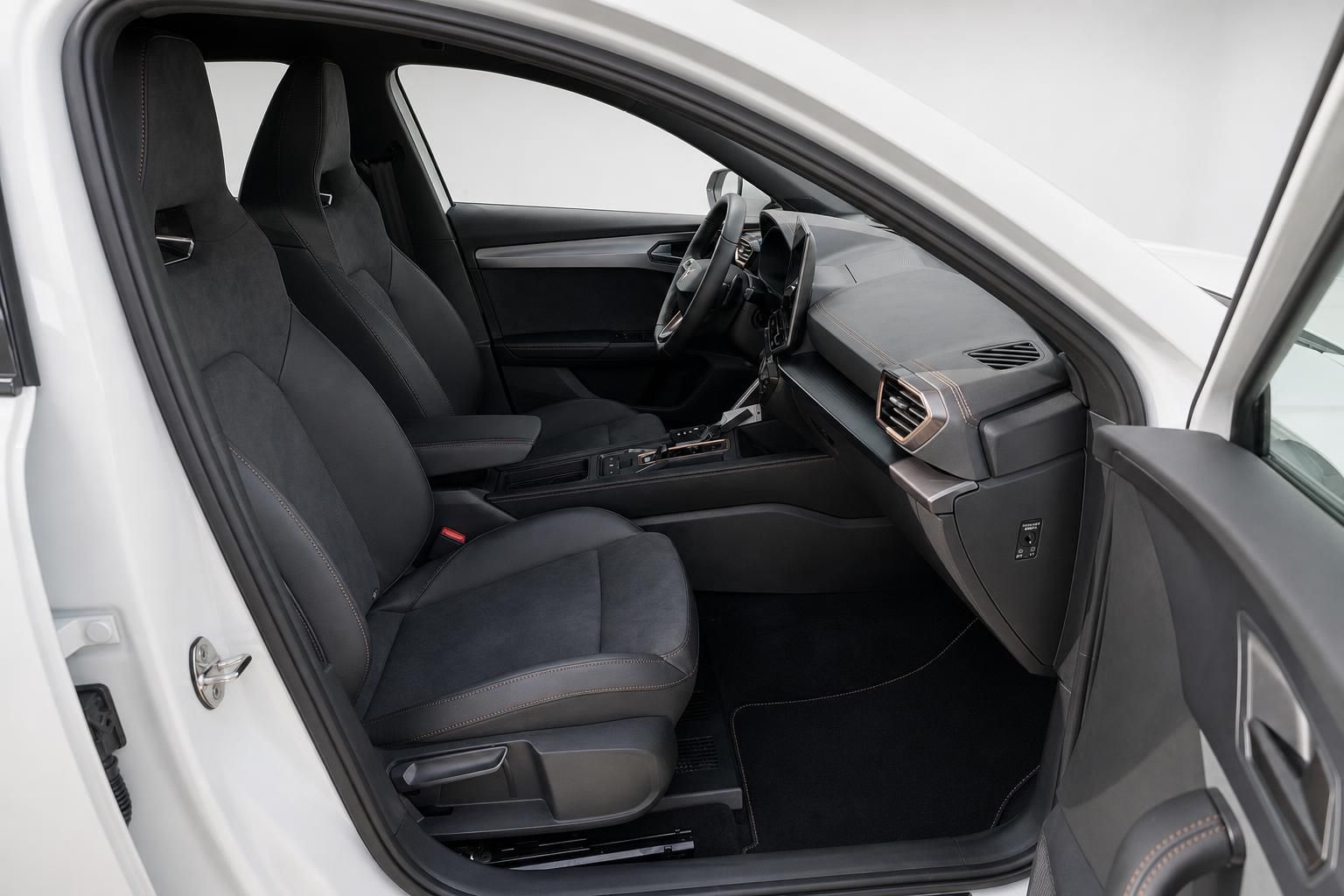 Innenraum Fahrzeug mit schwarzen Sportsitzen und Cockpit im Detail