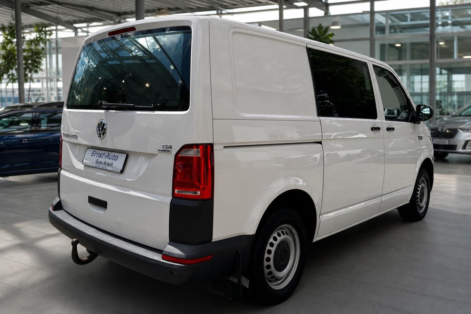 VW Volkswagen Transporter T6 weiss Kastenwagen Heckansicht im Autohaus
