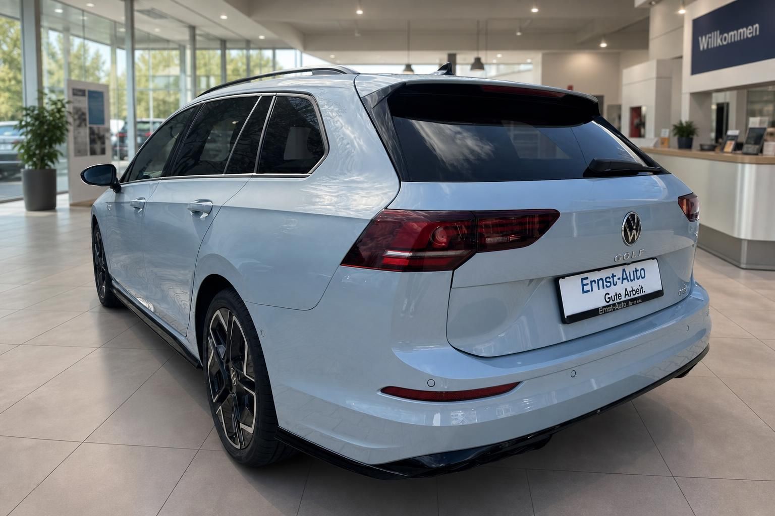 VW Golf Variant weiss Heckansicht im Autohaus – sportliche Felgen und schwarze Akzente