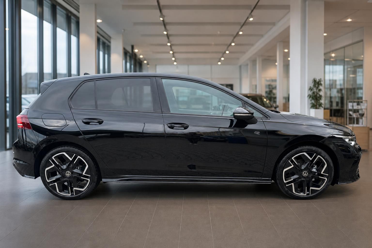 VW Golf R schwarz Seitenansicht im Autohaus – 5-türiger Kompaktwagen mit Sportfelgen