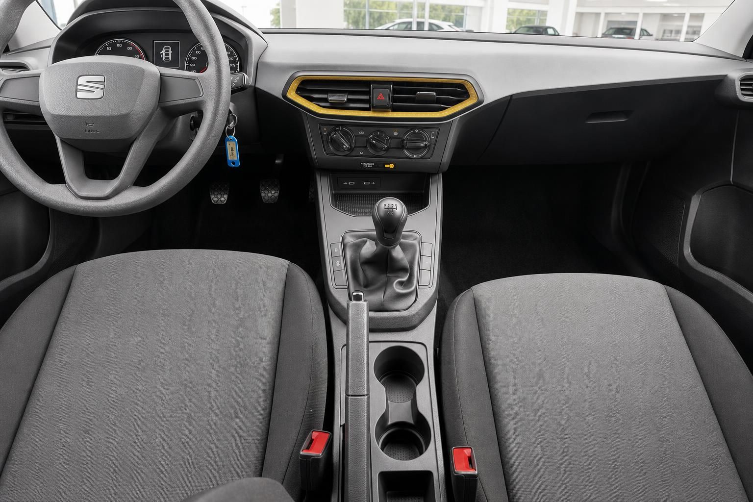 SEAT Ibiza Innenraum – Cockpit mit Lenkrad, Schaltgetriebe und Mittelkonsole