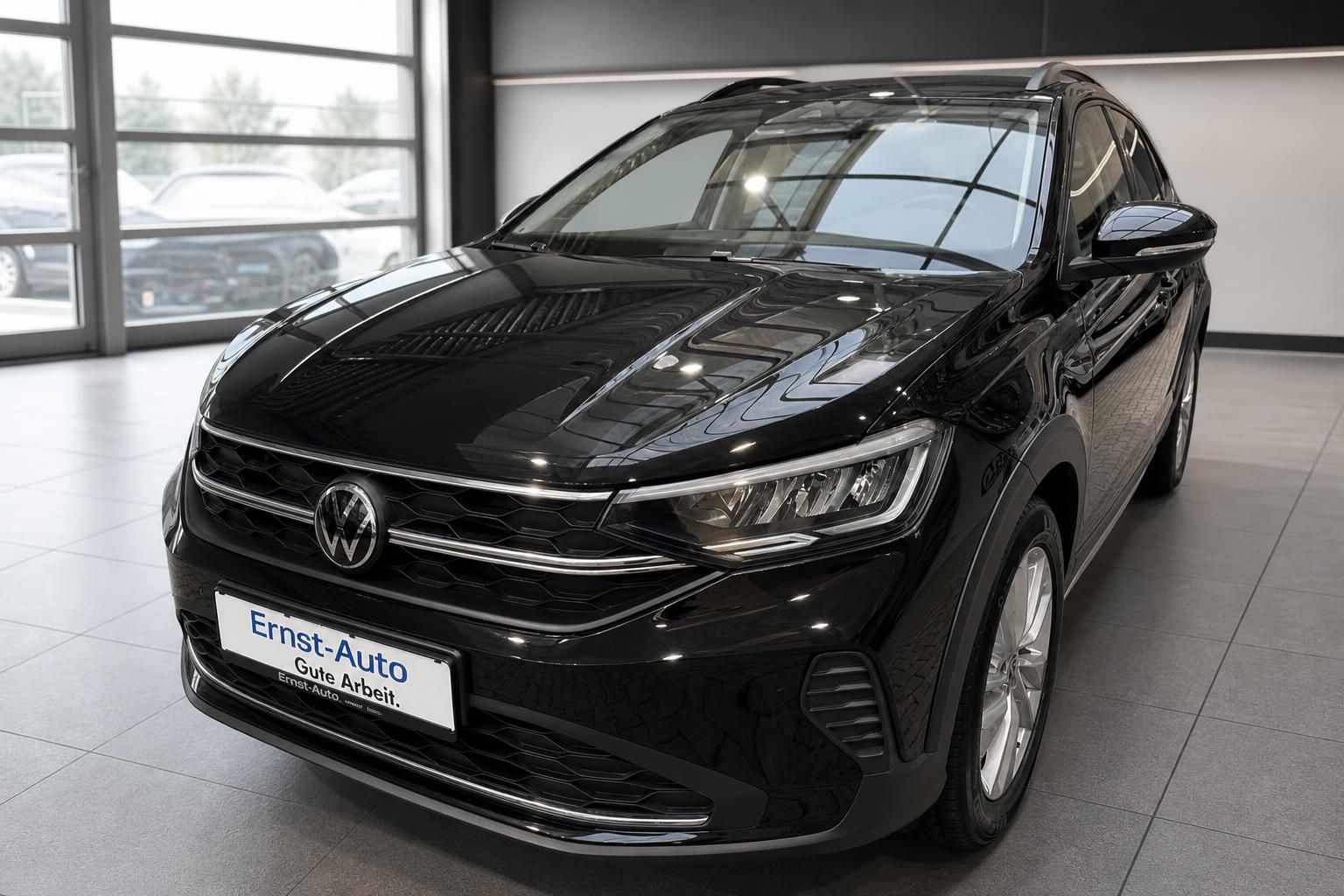 VW Taigo schwarz Frontansicht im Autohaus – kompakter SUV-Coupé in tiefschwarz metallic