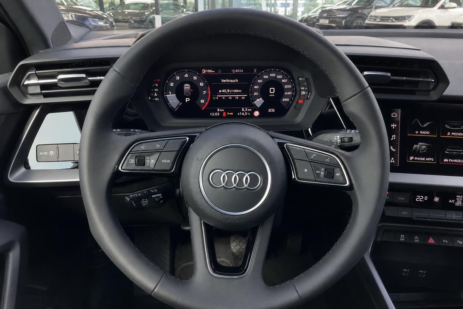 Audi Innenraum Lenkrad mit digitalem Cockpit und MMI Touchdisplay – schwarzes Leder