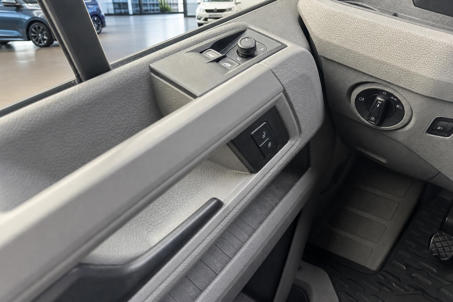 Fahrzeug Innenraum Türverkleidung mit Fensterheber und Spiegelverstellung