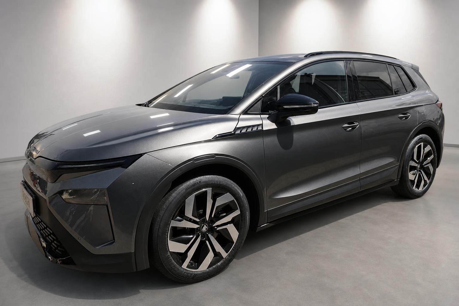 Grauer SUV in Studioumgebung, Frontansicht schraeg von der Seite