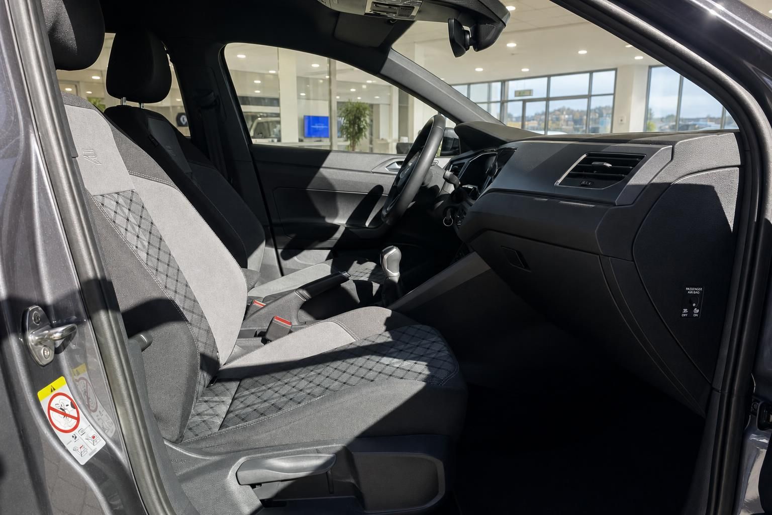 Fahrzeuginnenraum mit Alcantara-Sitzen, Lenkrad und Armaturenbrett – sportliche Ausstattung