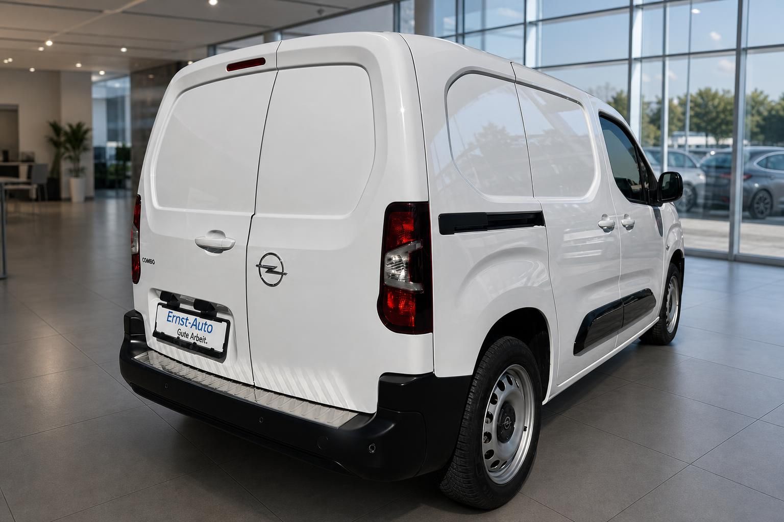 Opel Combo Cargo weiss Heckansicht im Autohaus – kompakter Kastenwagen