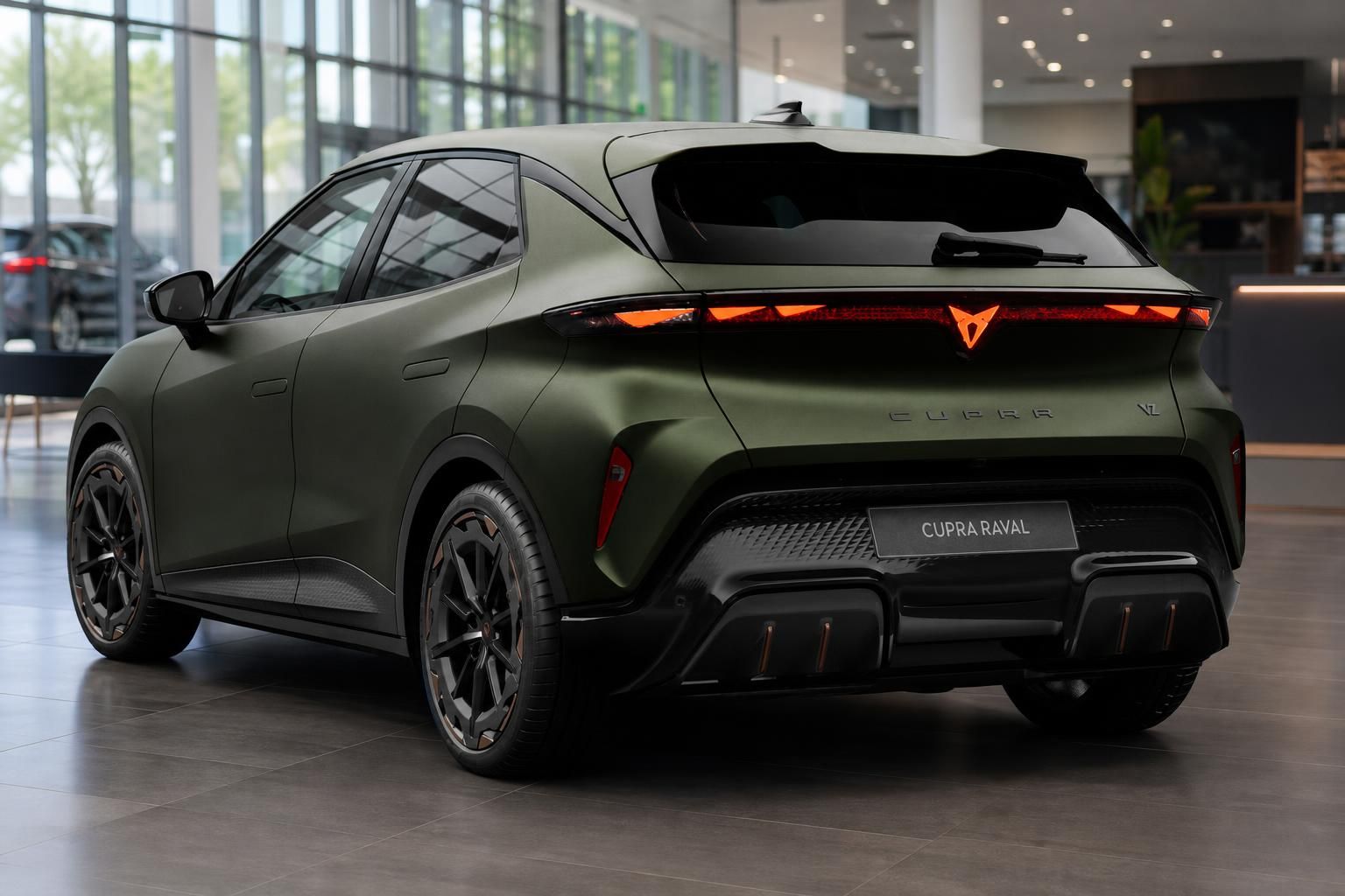 Cupra Raval in mattem Grün, Heckansicht im Autohaus-Showroom