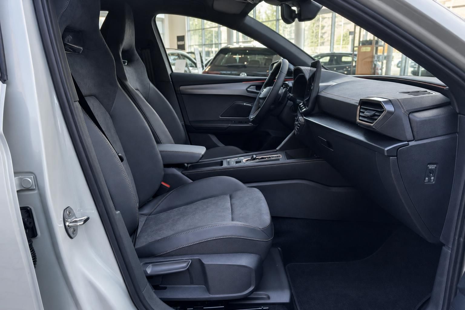 Fahrzeug Innenraum mit schwarzen Sportsitzen, Mittelkonsole und Cockpit – moderne Ausstattung
