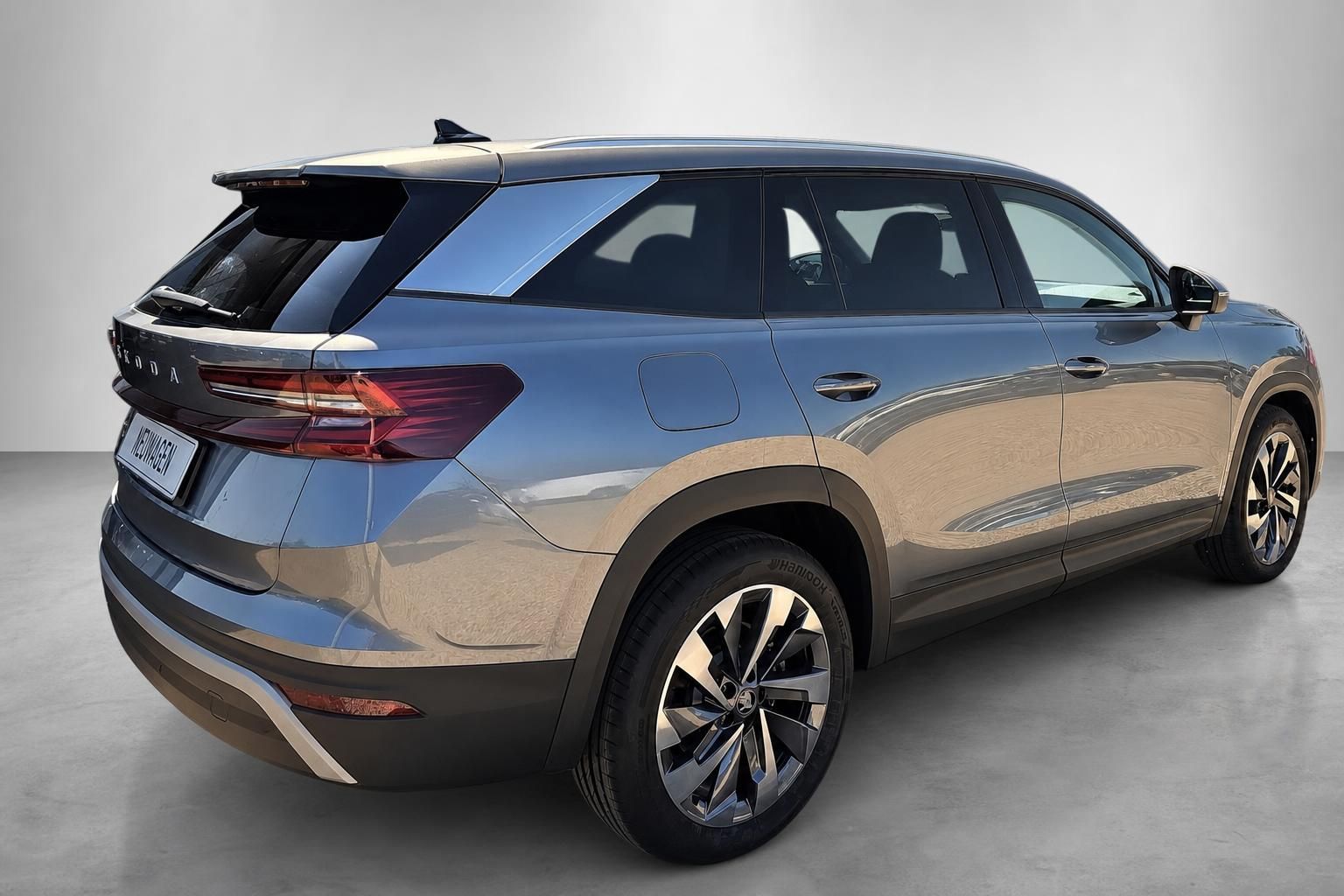 Skoda SUV in Grau-Metallic, Seitenansicht von hinten im Studio