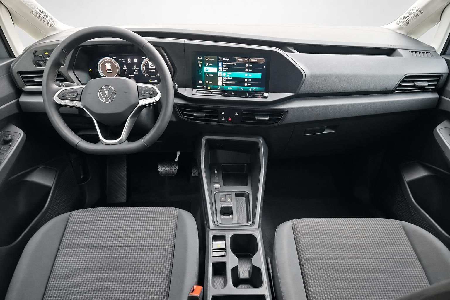 VW Innenraum mit Cockpit, Lenkrad und Infotainment-Display