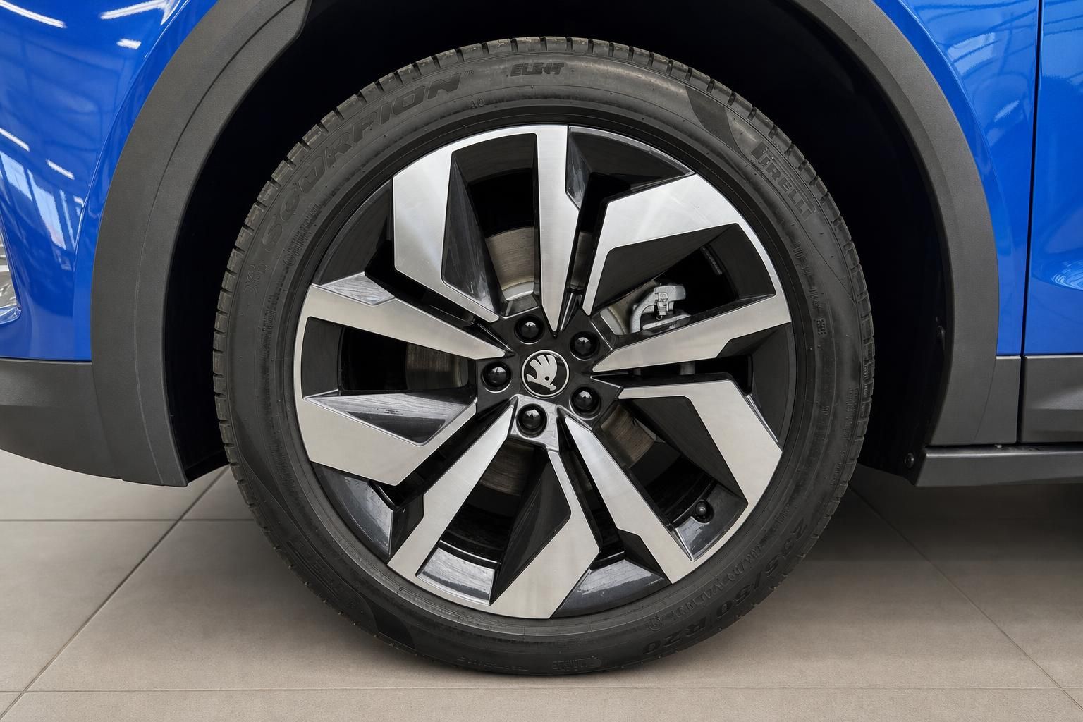 Škoda SUV blau – Nahaufnahme Leichtmetallfelge mit Pirelli Scorpion Reifen