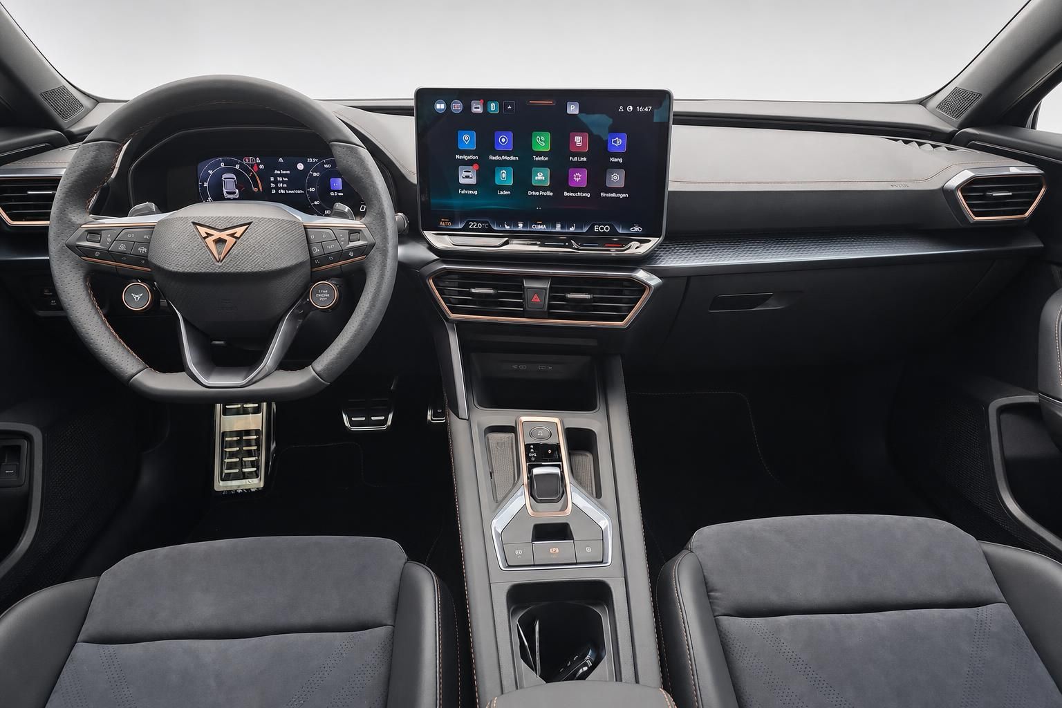 Cupra Innenraum mit Cockpit, Lenkrad und digitalem Infotainment-Display