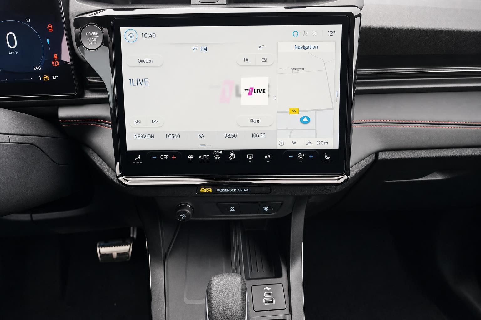 Infotainment-Touchscreen mit Navigation und Radio im Fahrzeug-Cockpit