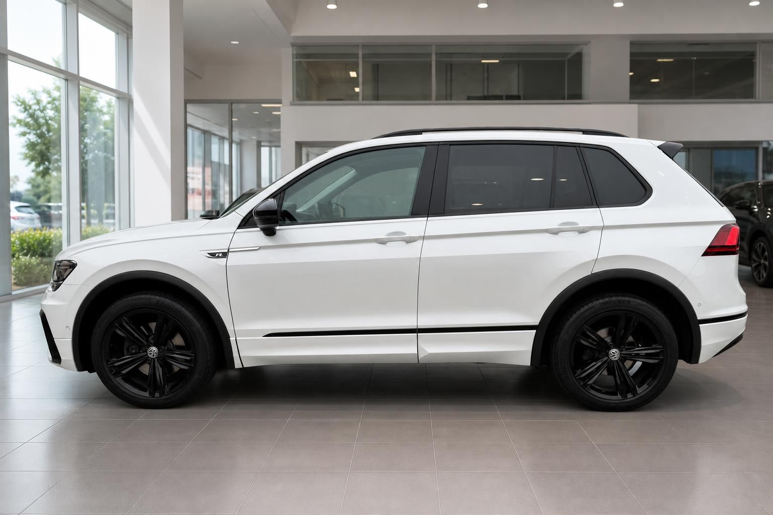 VW Tiguan R-Line weiss Seitenansicht im Autohaus – SUV mit schwarzen Felgen