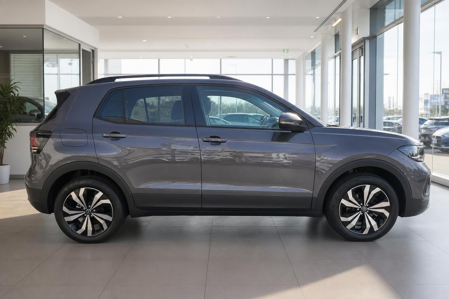 VW T-Cross grau Seitenansicht im Autohaus Showroom – kompakter SUV mit Leichtmetallfelgen
