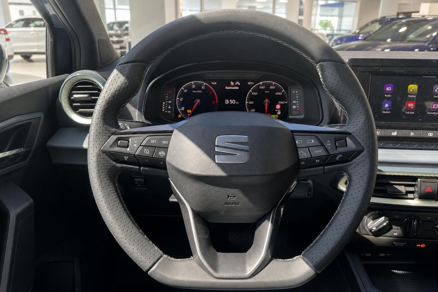 SEAT Innenraum – Lenkrad mit Logo, Digitaltacho und Infotainment-Display in der Fahrerkabine
