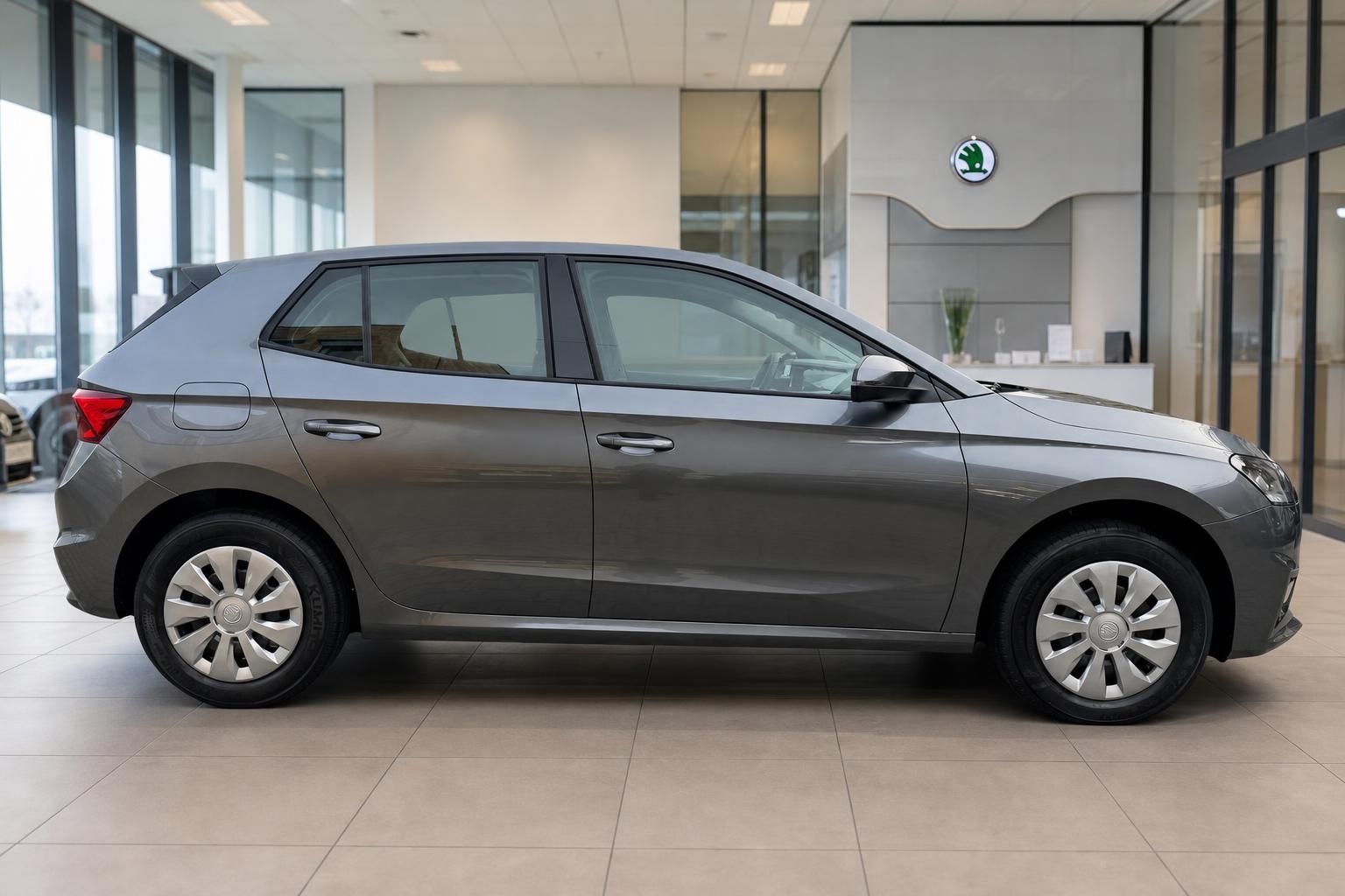 Škoda Fabia grau Seitenansicht im Autohaus – kompakter Kleinwagen mit Stahlfelgen