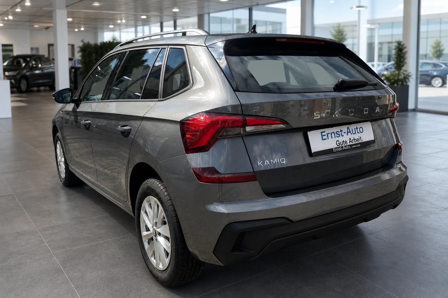 Škoda Kamiq grau Heckansicht im Autohaus – kompakter SUV in gepflegtem Zustand