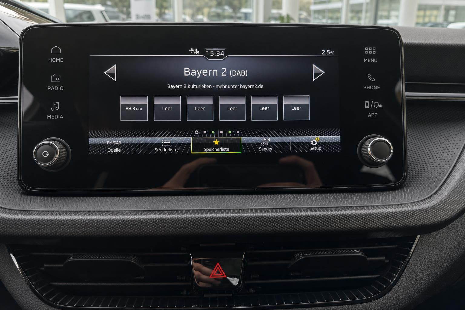 Fahrzeug Infotainment-Display mit DAB+ Radio Bayern 2 und Touchscreen-Bedienung im Innenraum