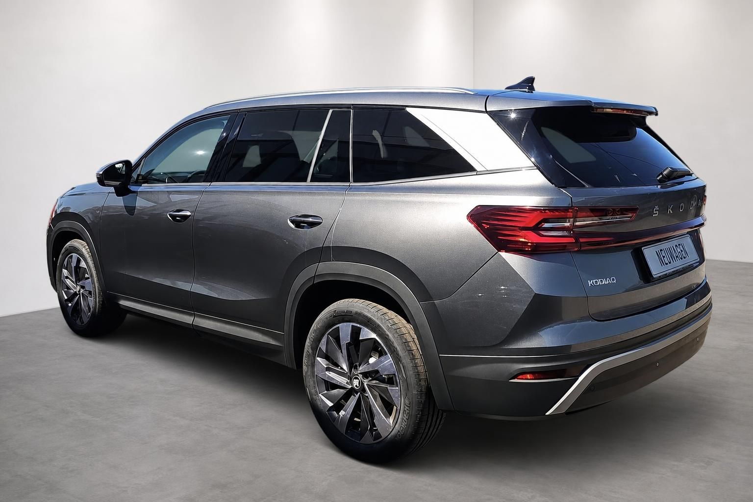 Škoda Kodiaq grau metallic, Heckansicht als Neuwagen im Studio