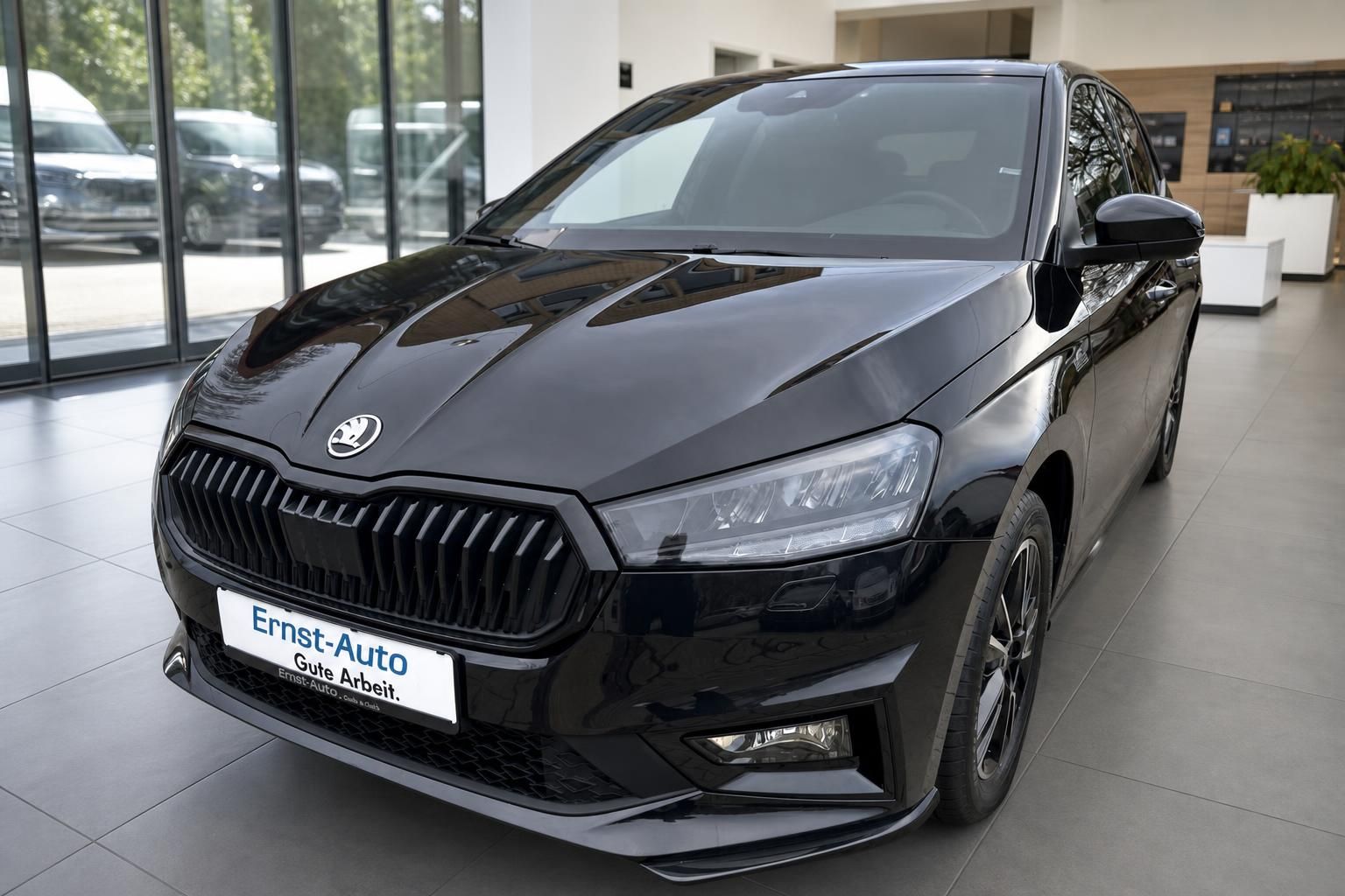 Schwarzer Skoda Fabia Kompaktwagen Frontansicht in Ausstellungshalle - Ernst-Auto