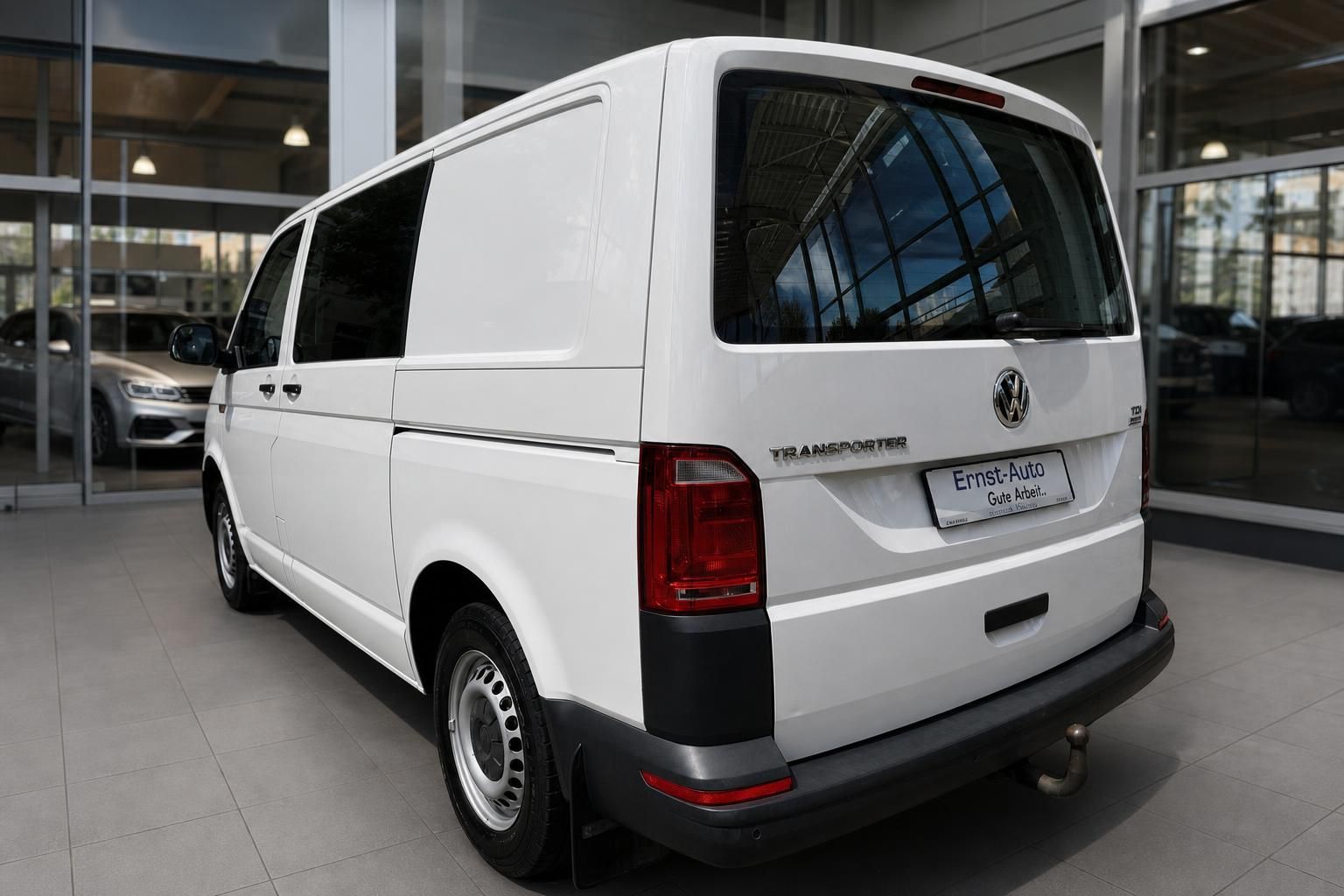 VW Volkswagen Transporter T6 Kasten weiß Heckansicht im Autohaus – Kastenwagen mit Anhängerkupplung