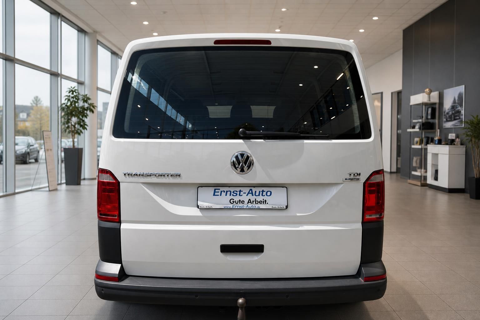 VW Transporter T6 TDI BlueMotion weiss Heckansicht im Autohaus – Gebrauchtwagen kaufen