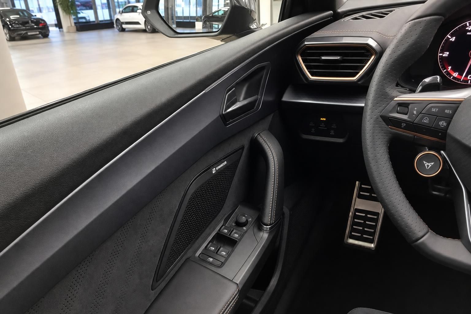 CUPRA Innenraum Fahrerseite – Türverkleidung, Sennheiser-Lautsprecher, Lenkrad und Klimabedienung